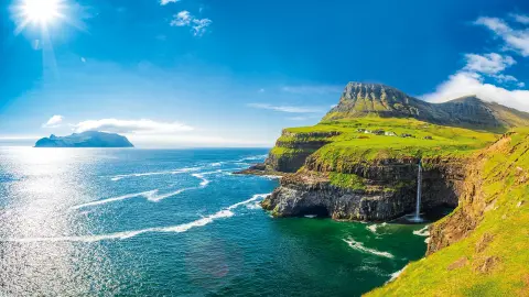 Malerische Landschaft von Gasadalur auf den Färöer-Inseln Titel-placeholder