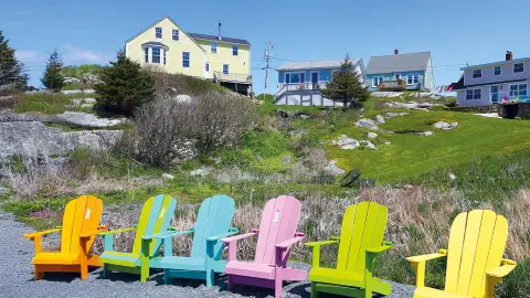 Bunte Gartenstühle in Peggy’s Cove-placeholder