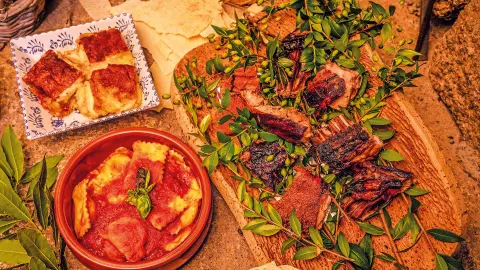 Platte mit Fleisch und anderen sardischen Spezialitäten in einem Agriturismo-placeholder