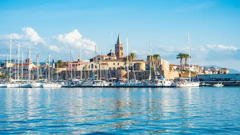 Alghero mit Kirche und Hafen mit Booten-placeholder