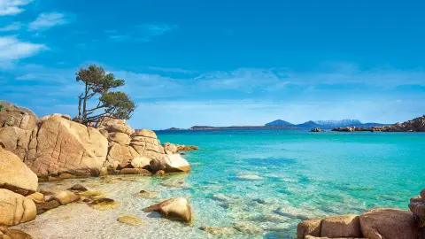 Costa Smeralda auf Sardinien mit türkisem Meer und Felsen-placeholder