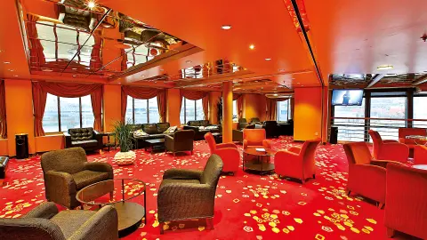 Fährschiff der Grimaldi Lines mit roter Innenausstattung-placeholder