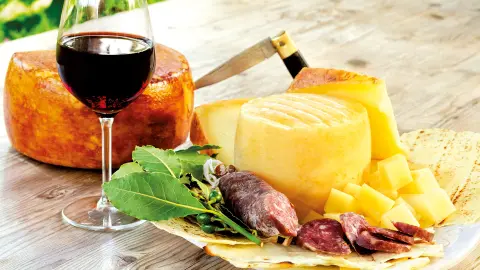 Wein und Käse aus Sardinien-placeholder