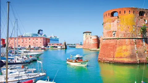 Hafen von Livorno mit Boot und Turm-placeholder