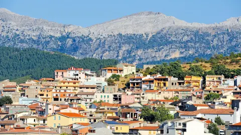 Blick auf Orgosolo mit Berg im Hintergrund-placeholder
