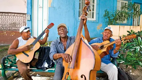 Ausgelassene Stimmung und Freude in Kuba genießen-placeholder