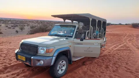 Sonnenuntergangstour in der Kalahari-Wüste-placeholder