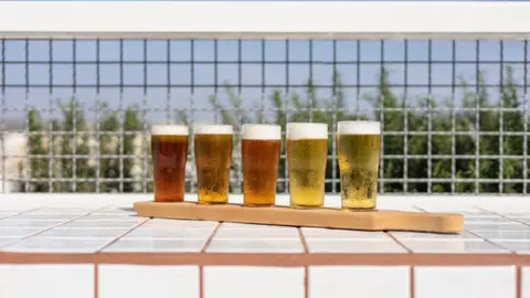 Tablett mit fünf Biersorten-placeholder