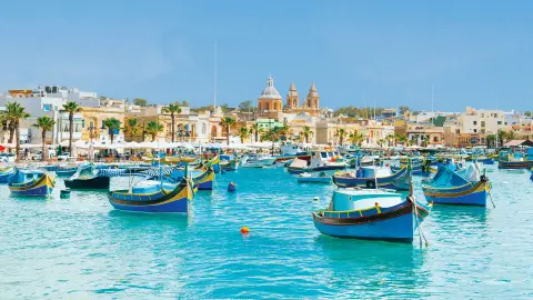 Farbenfrohe Boote im Fischerdorf Marsaxlokk-placeholder