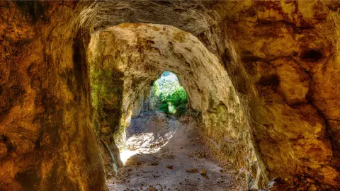 MAH111_Menorca-Perle-der-Balenaren_content_1920x1080px_Cova-des_Coloms-placeholder