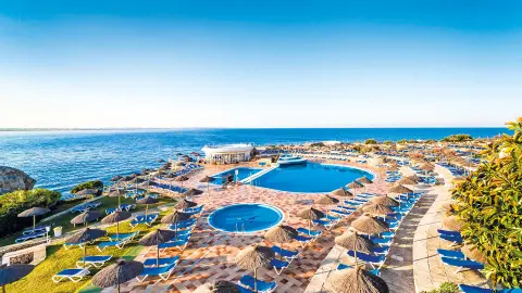 MAH111_Menorca-Perle-der-Balenaren_content_1920x1080px_globales-club-almirante-farragut-solarium-piscina-placeholder