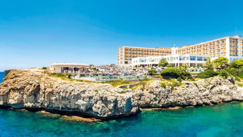 MAH111_Menorca-Perle-der-Balenaren_content_1920x1080px_globales-club-almirante-farragut-vista-completa-placeholder