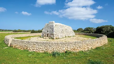 MAH111_Menorca-Perle-der-Balenaren_content_1920x1080px_Naveta-des-Tudons-placeholder