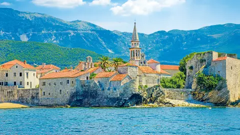 Altstadt von Budva mit Bergpanorama und Kirchturm-placeholder