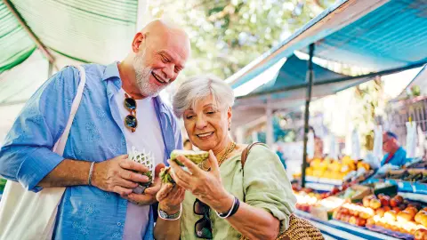 Seniorenpaar beim Bsuch eines lokalen Marktes in Budva-placeholder