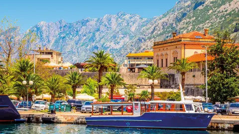 Hafen von Kotor mit Boot und Bergpanorama-placeholder