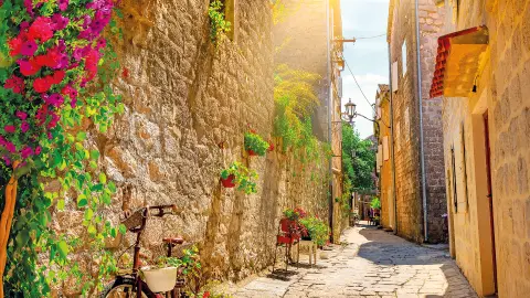 Malerische schmale Gasse in Perast-placeholder