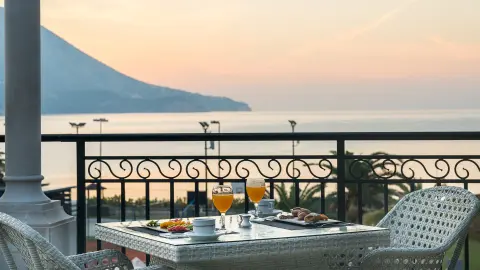 Terrasse mit Sonnenuntergang im IberostarWaves Bellevue-placeholder