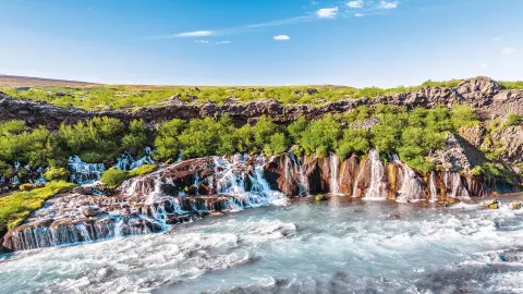 Atemberaubende Hraunfossar-Wasserfälle-placeholder