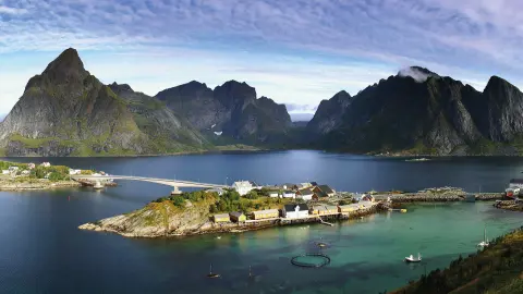Brücke zwischen den Inseln der Lofoten-placeholder