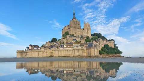 Die Felseninsel Mont-Saint-Michel umgeben von Wasser-placeholder