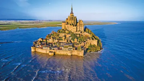 UNESCO Weltkulturerbe Schloss Mont-Saint-Michel umgeben von Wasser-placeholder