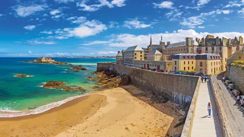 Stadtmauer von Saint-Malo mit Strand und Meer-placeholder