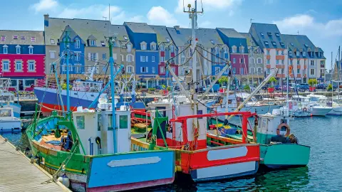 Fischerort Paimpol mit bunten Booten im Hafen-placeholder