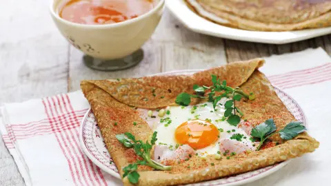 Abendessen in einer Crêperie mit einer Tasse Cidre-placeholder