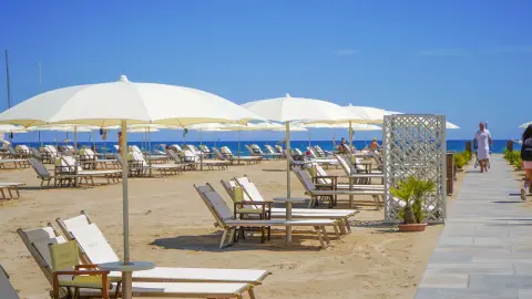 Rimini Strand mit Liegen und Schirmen-placeholder