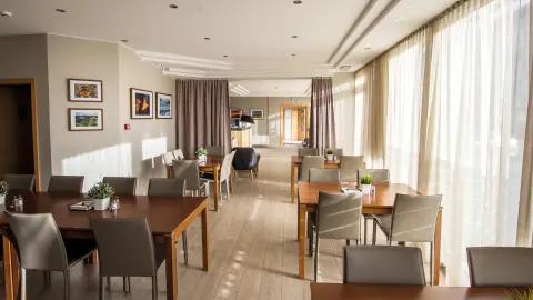 KEF111_Sagenhaftes-Island_content_1920x1080px_RP_Hotel-Island-Comfort_dining-area-placeholder