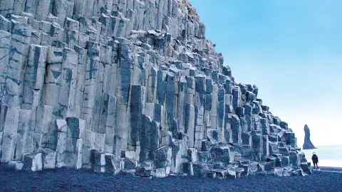 Basaltsäulen am Lavastrand von Reynisfjara-placeholder