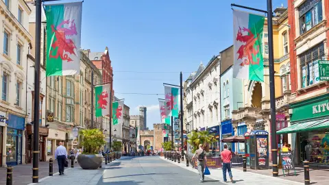 Gasse mit Blick auf Cardiff Castle-placeholder