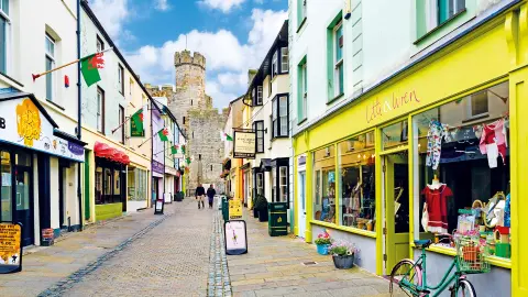 Straßen von Caernarfon mit Blick auf Caernarfon Castle-placeholder