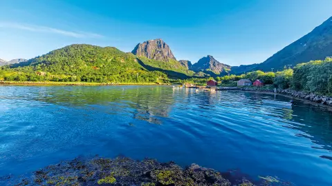 Trollfjord in der norwegischen Region Lofoten-placeholder