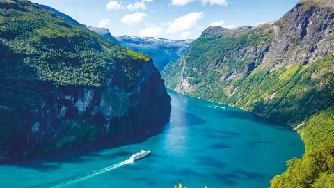 Malerischer Geirangerfjord mit Schiff auf dem Wasser-placeholder