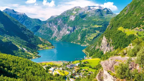 Malerischer Geirangerfjord mit Bergpanorama-placeholder