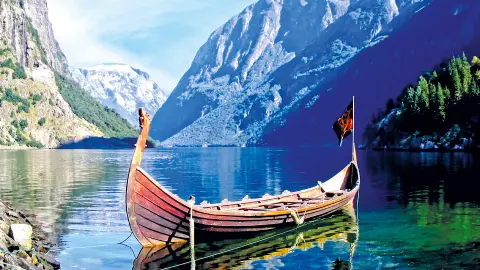 Wikinger-Schiff auf dem Wasser mit Bergpanorama-placeholder