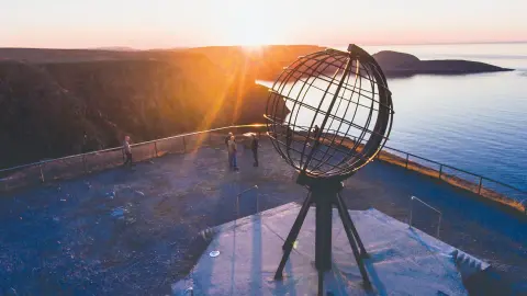Globus im Abendlicht auf der Nordkap-Insel-placeholder