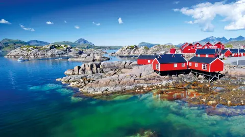 Typische rote Fischerhütten auf den Lofoten-placeholder