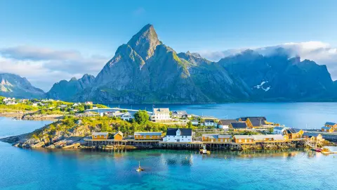 Inselidylle auf den Lofoten mit Begrspitze im Hintergrund-placeholder