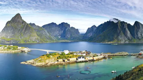 Malerische Lofoten mit Bergpanorama-placeholder