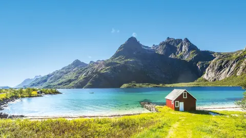 Wunderschöne Fjorde im Nordkap mit roter Fischerhütte-placeholder