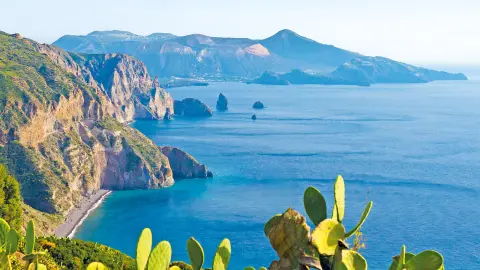 Traumhafter Blick auf Sizilien und die liparischen Inseln-placeholder