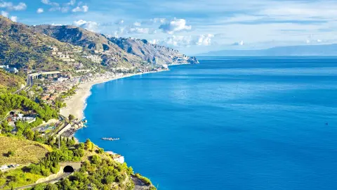Panorama der Küstenstadt Taormina-placeholder