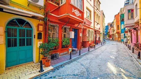 Buntes Gasse im Balat-Viertel-placeholder