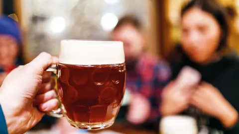 Besuch eines Prager Bierlokals-placeholder