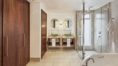 MRU111_Trauminsel Mauritius_EV_26_content_1920x1080px_hotelname_bereich_0000s_0003_Bad Tamassa Room L5A2859_ret(1) sup_1-placeholder