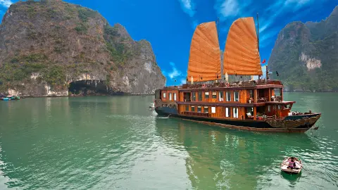 Schiff mit orangenen Segeln in der Halong Bucht-placeholder