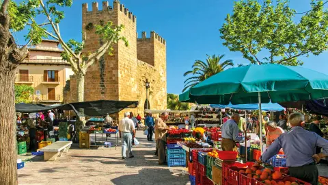 PMI119-7046_Wandern-auf-Mallorca_Bordoy-Alcudia-2025_content_1920x1080px_Alcudia_Markt-placeholder
